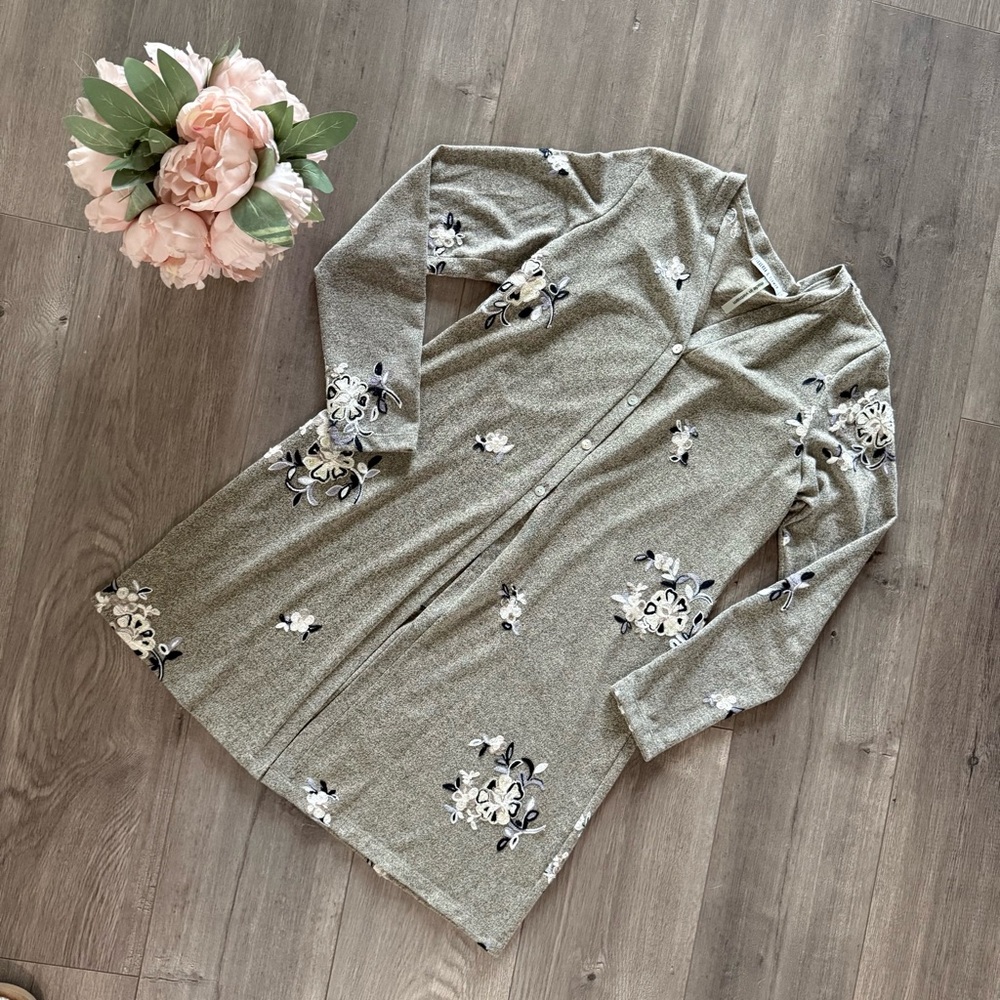 New Figueroa & Flower Embroidered Floral Grey Button Long Cardigan Sweater